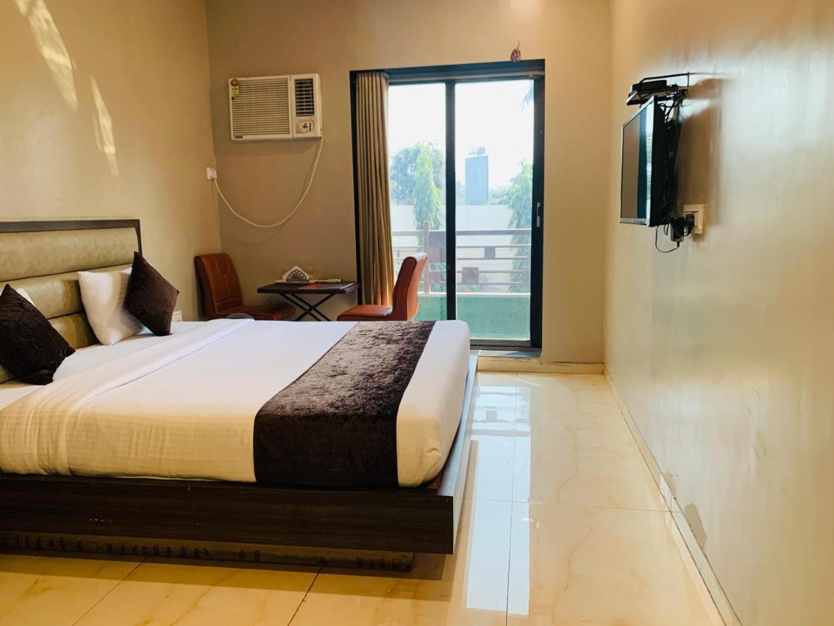 Hotel Merakee - Near Dahisar Mira Road Mumbai Eksteriør bilde